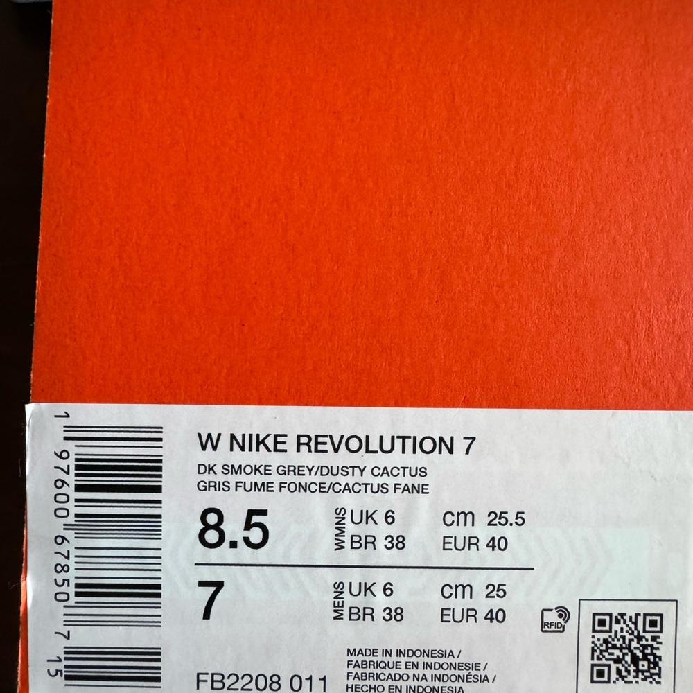 Nike Revolution 7 in Smoke Grey and Dusty Cactus - Picture 2 of 4